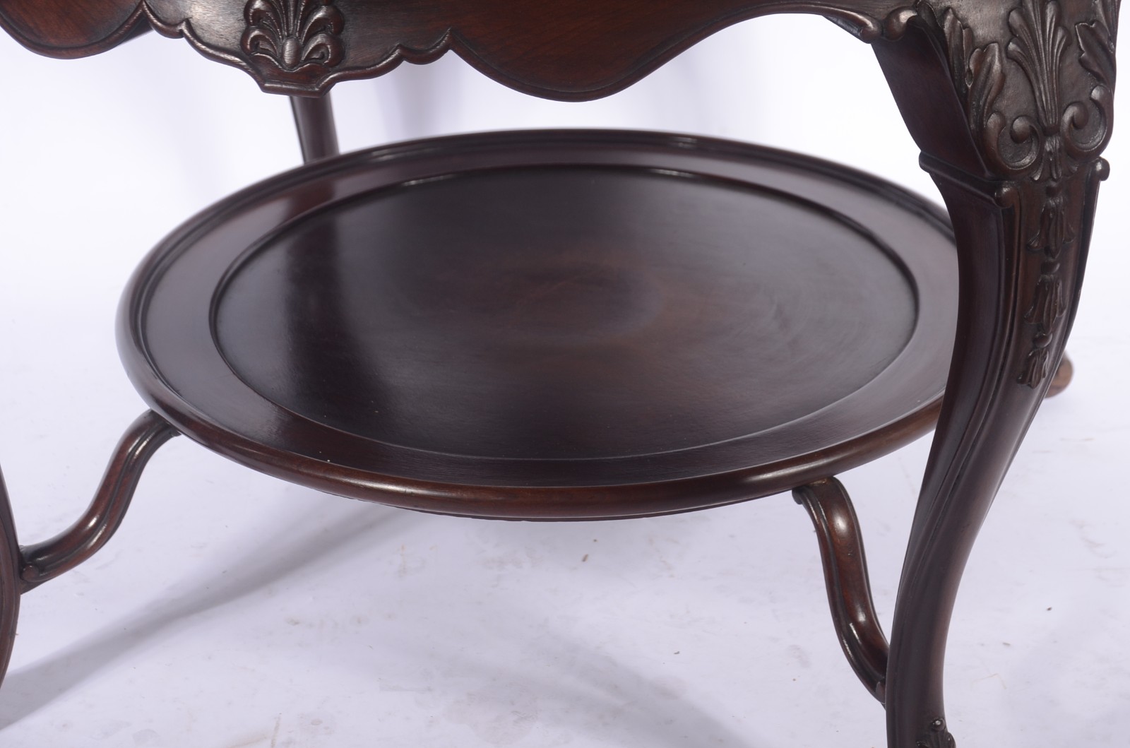 Mesa auxiliar redonda de madeira nobre com 4 pernas arqueadas, tampo... - foto 5 de 6