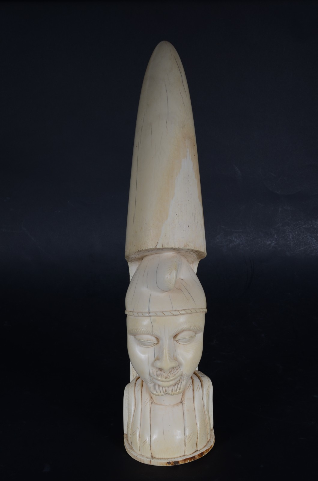 Escultura de marfim representando figura africana. - foto 1 de 6