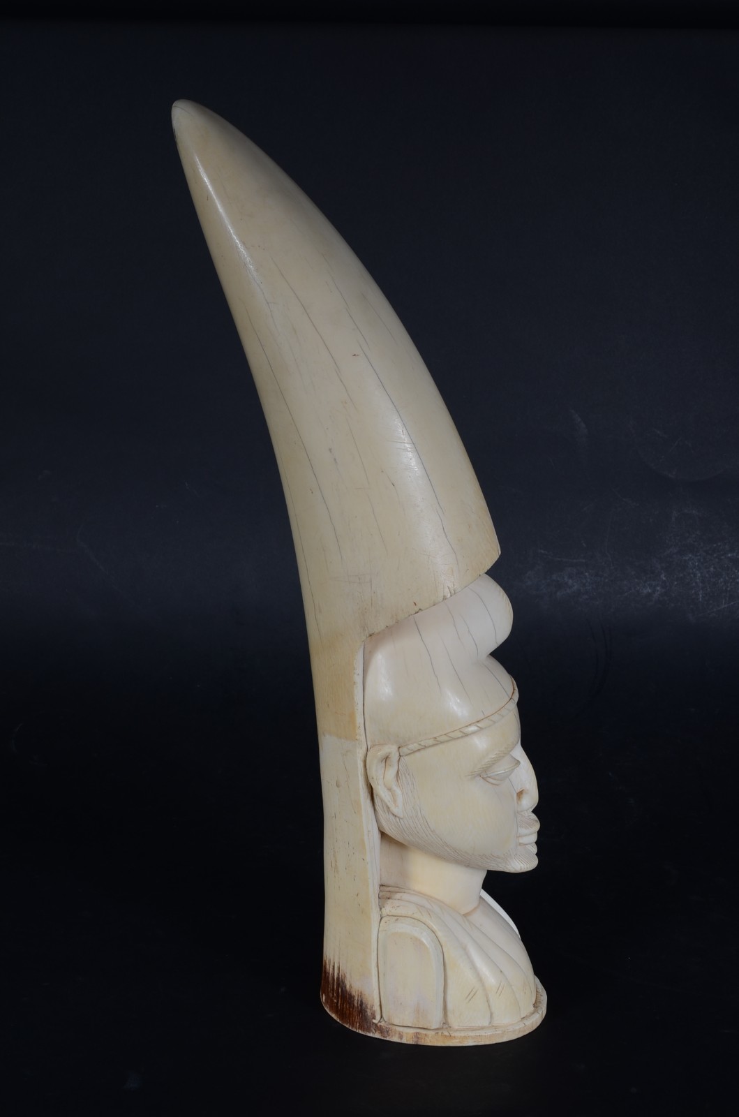 Escultura de marfim representando figura africana. - foto 4 de 6