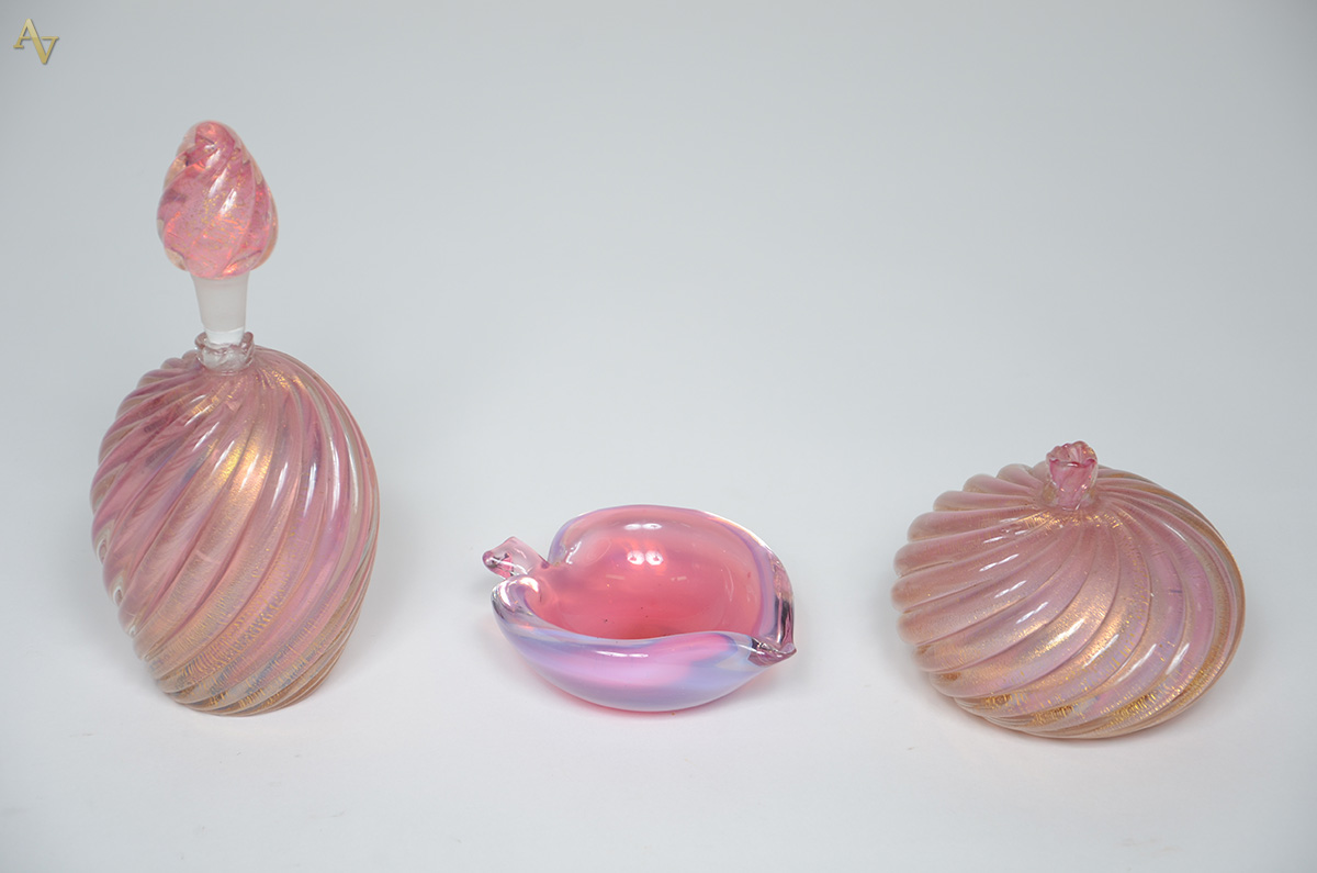 Três peças de murano na cor rosa, sendo dois perfumeiros sem tampa... - foto 1 de 2