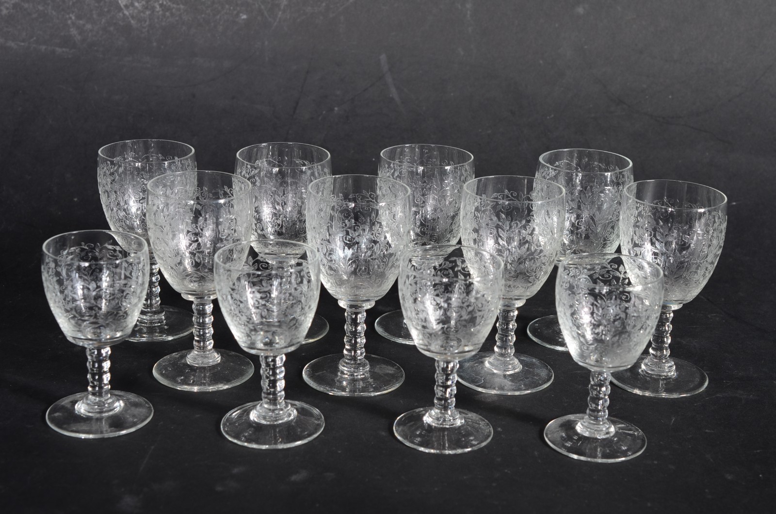 Parte de serviço de cristal, composto de: 8 para licor e 4 para vinho... - foto 1 de 6