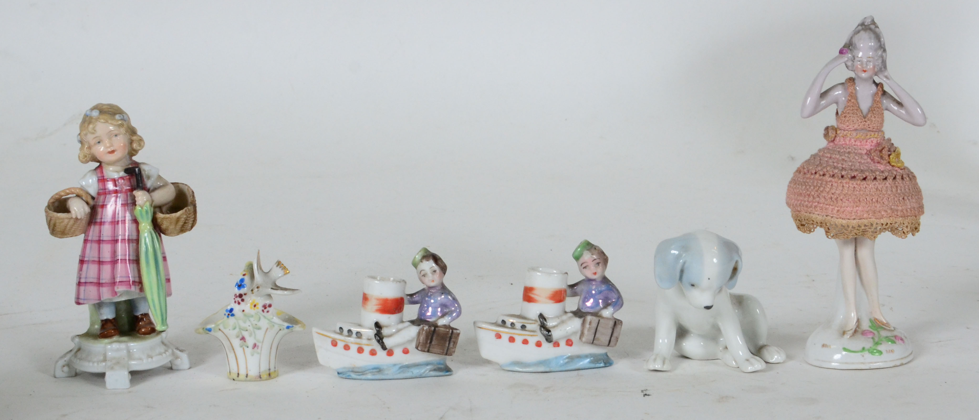 Seis pequenas estatuetas de porcelana sendo : ¨bailarina¨, menina com... - foto 1 de 2