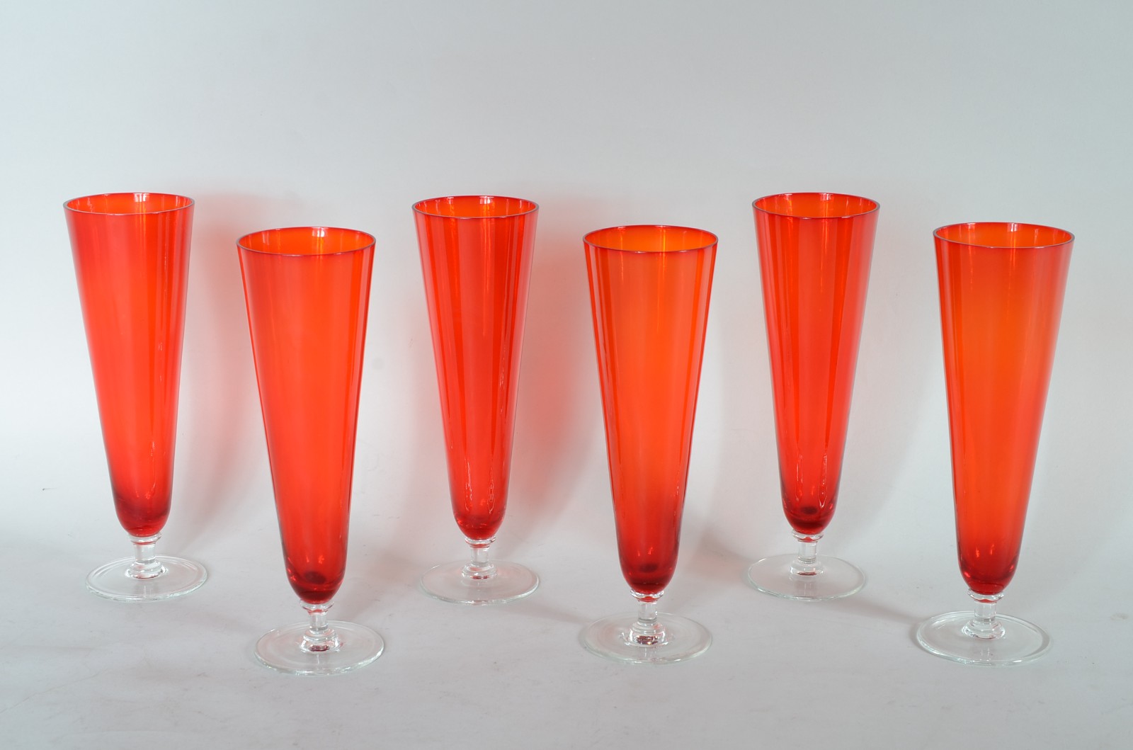 Seis tulipas de vidro vermelho para cerveja. - foto 1 de 7