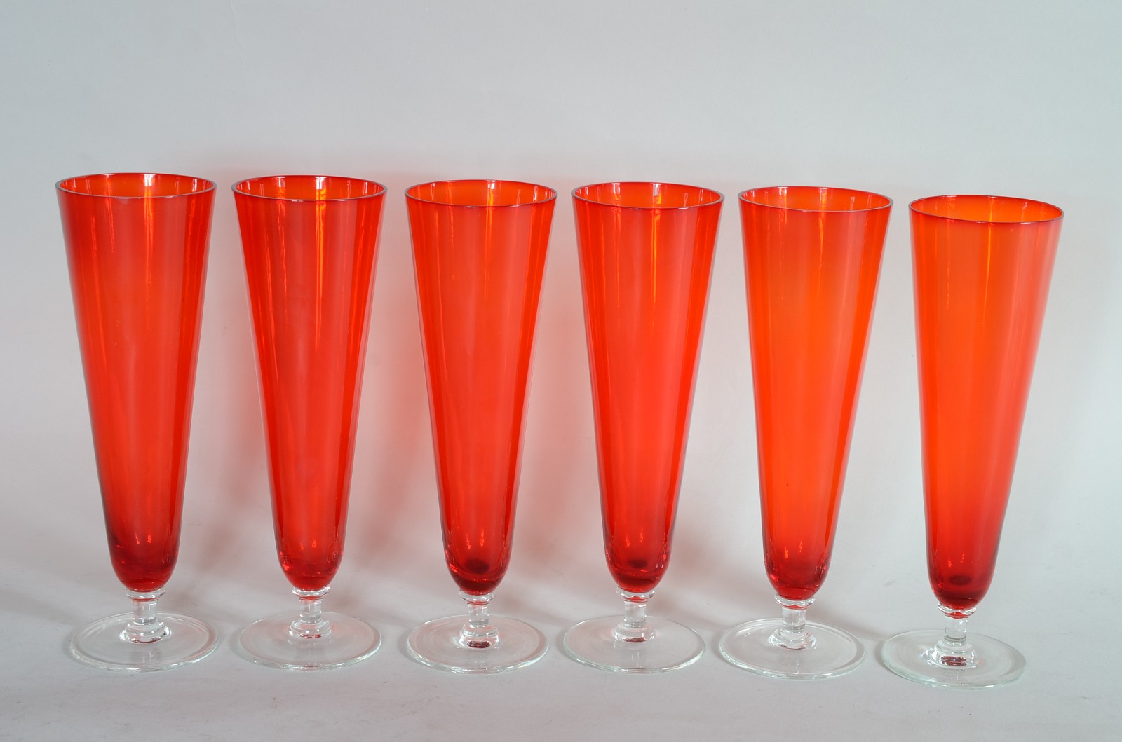 Seis tulipas de vidro vermelho para cerveja. - foto 2 de 7