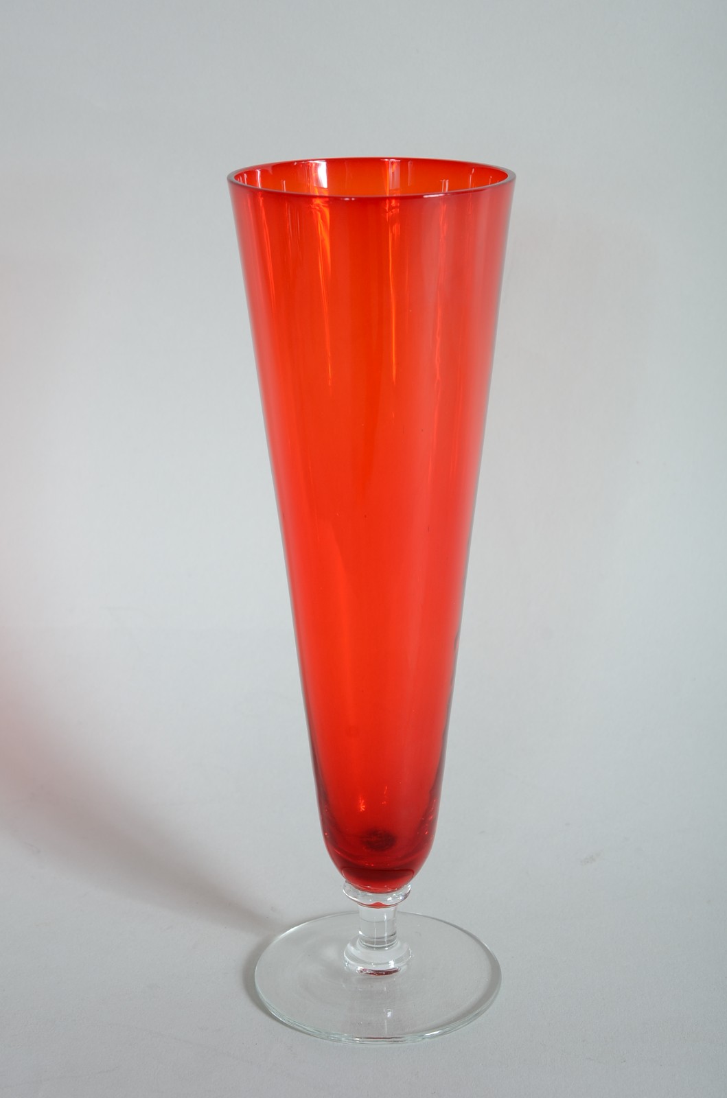 Seis tulipas de vidro vermelho para cerveja. - foto 3 de 7