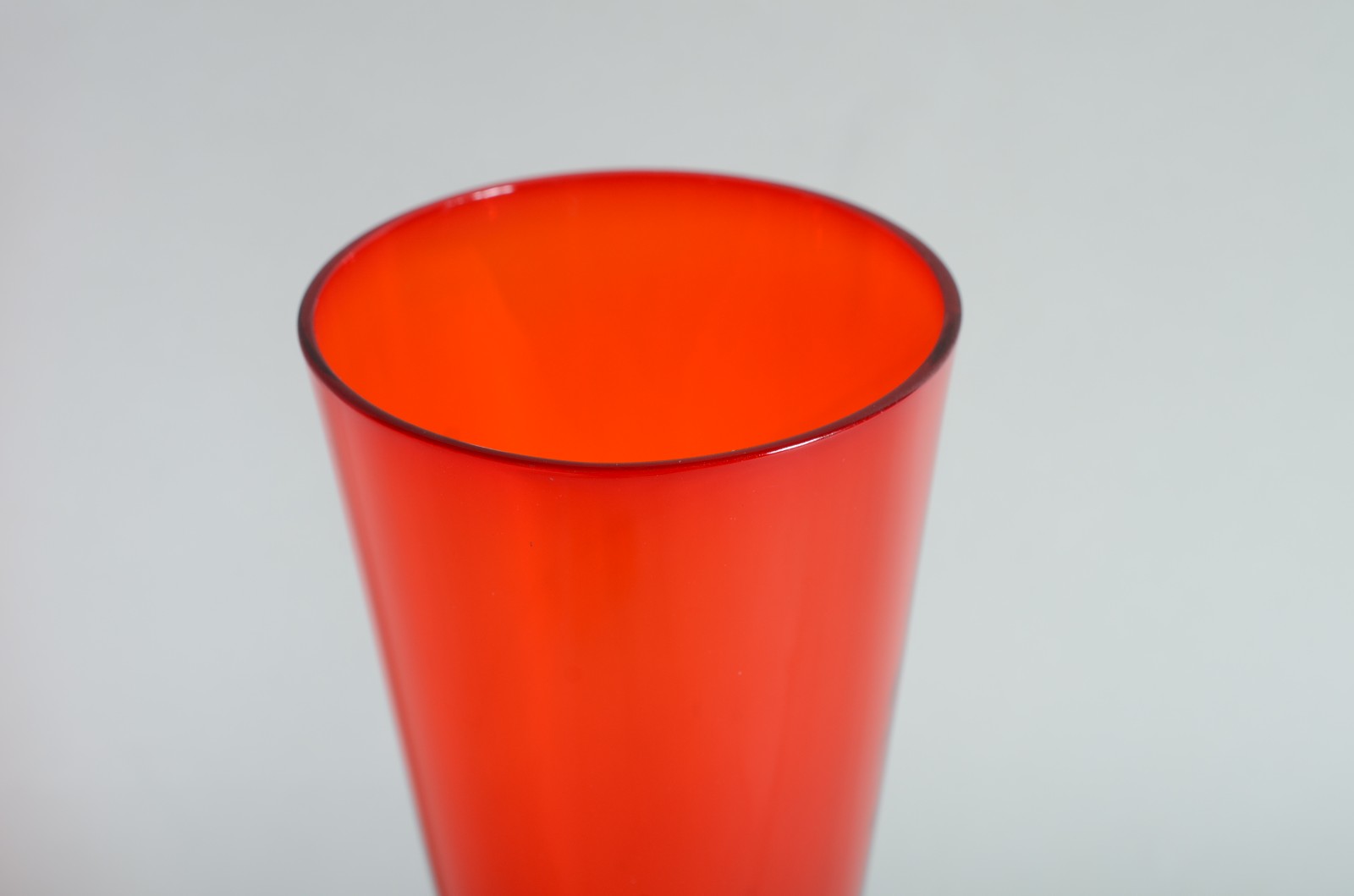 Seis tulipas de vidro vermelho para cerveja. - foto 4 de 7