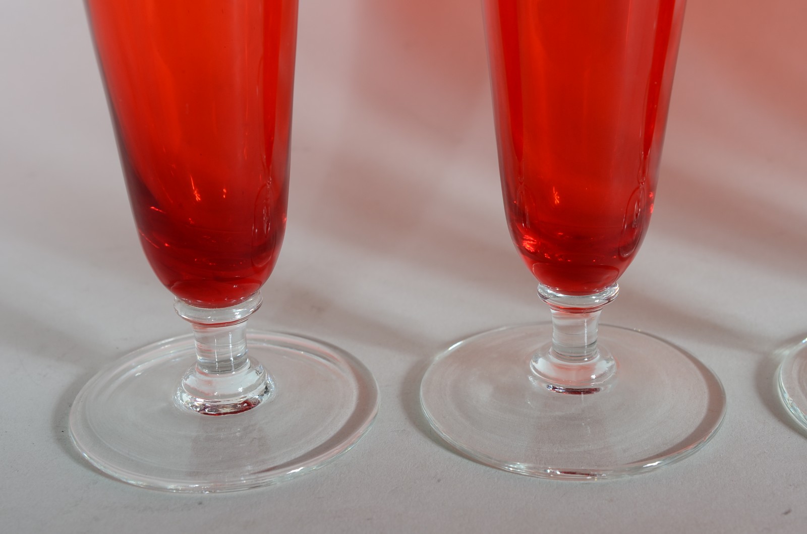Seis tulipas de vidro vermelho para cerveja. - foto 5 de 7