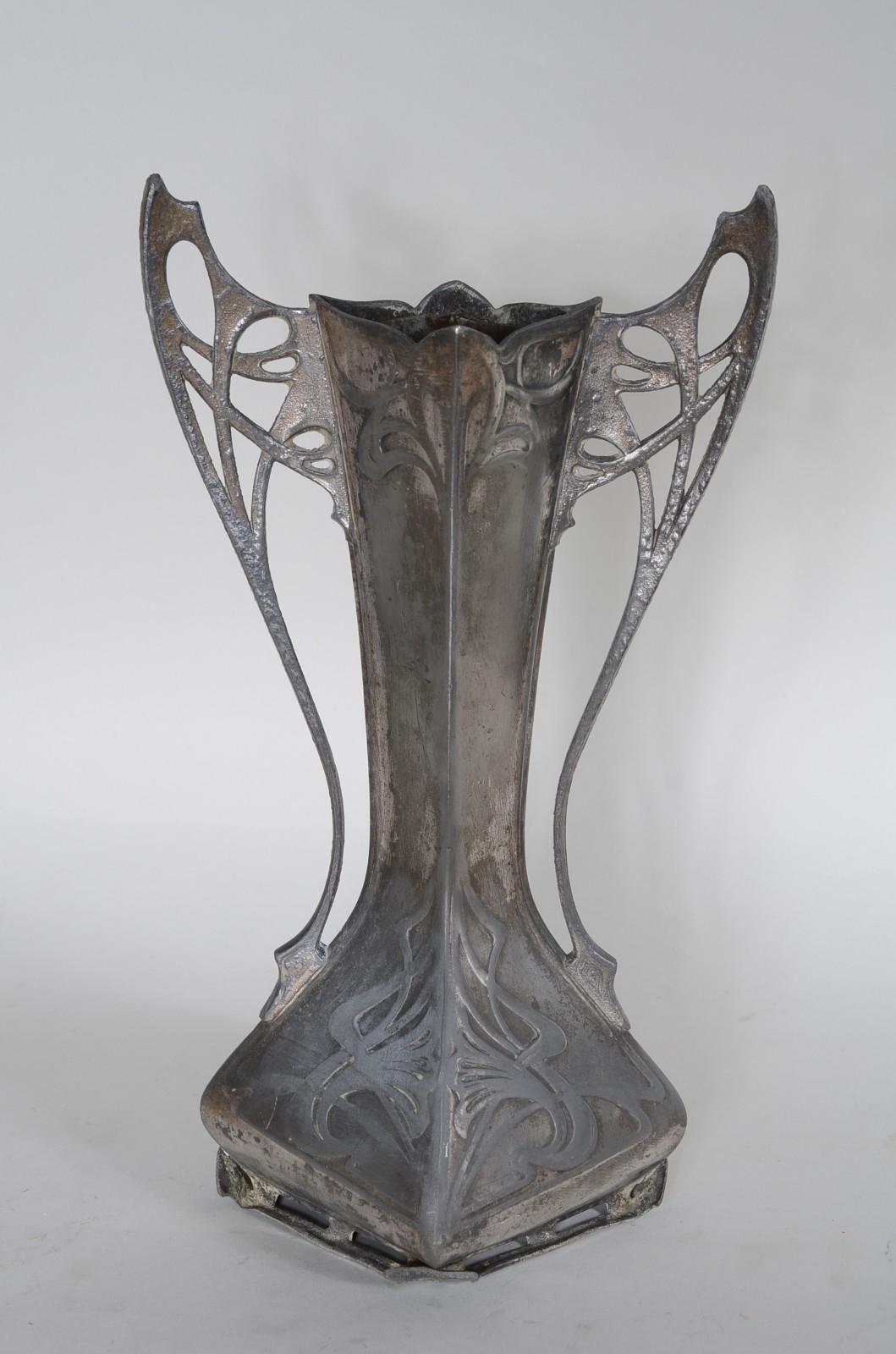 Vaso de pewter Art Noveau. Desgastes. - foto 1 de 6