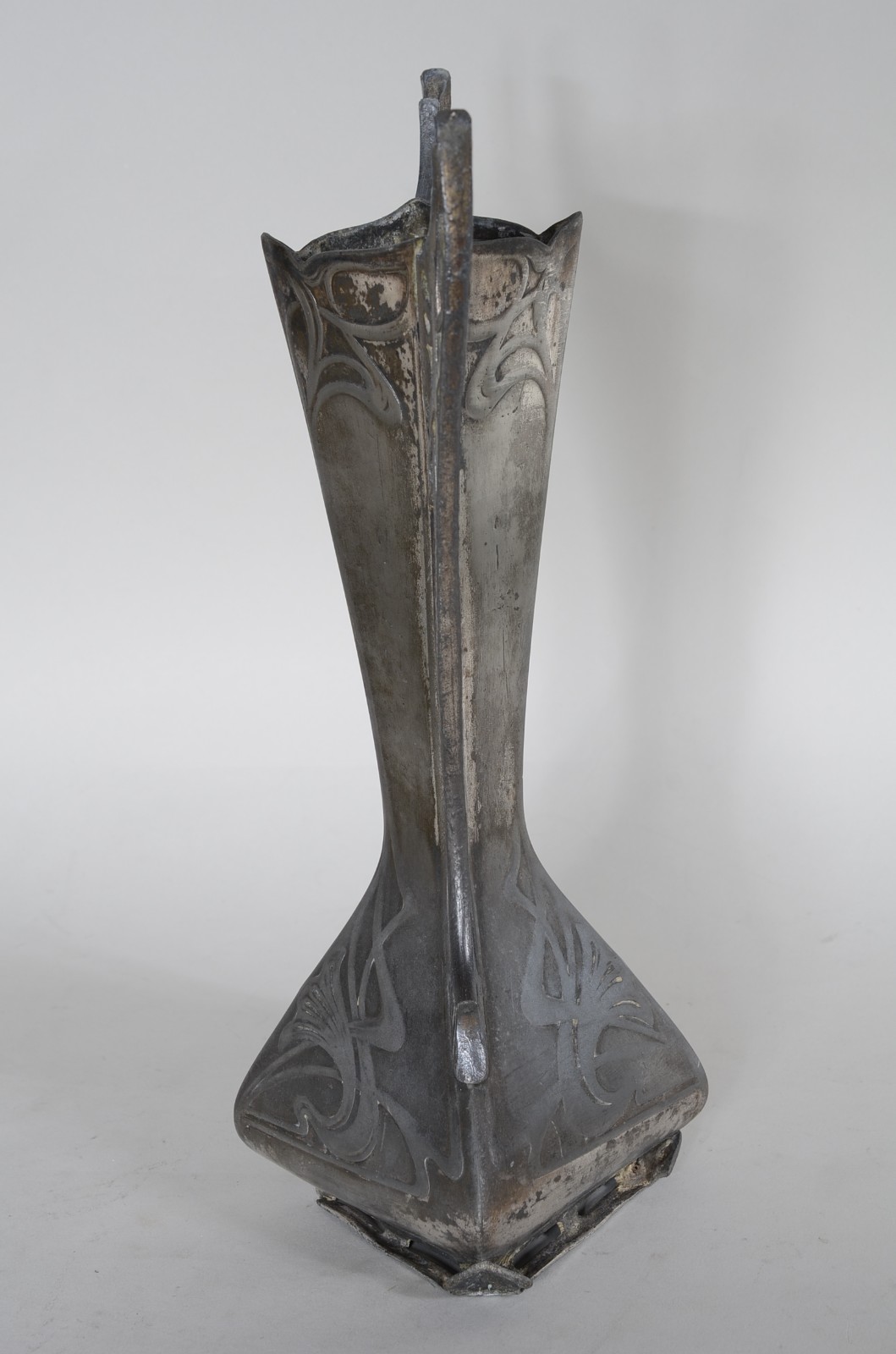 Vaso de pewter Art Noveau. Desgastes. - foto 2 de 6