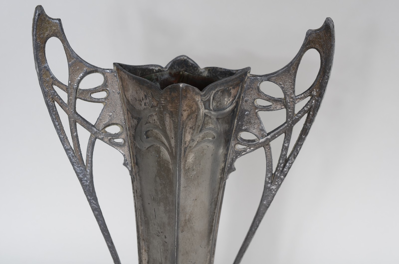 Vaso de pewter Art Noveau. Desgastes. - foto 3 de 6