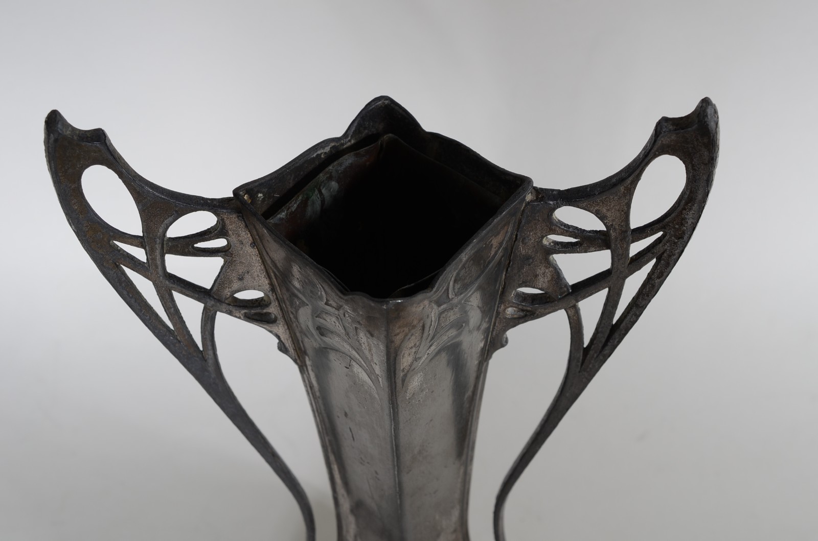 Vaso de pewter Art Noveau. Desgastes. - foto 4 de 6
