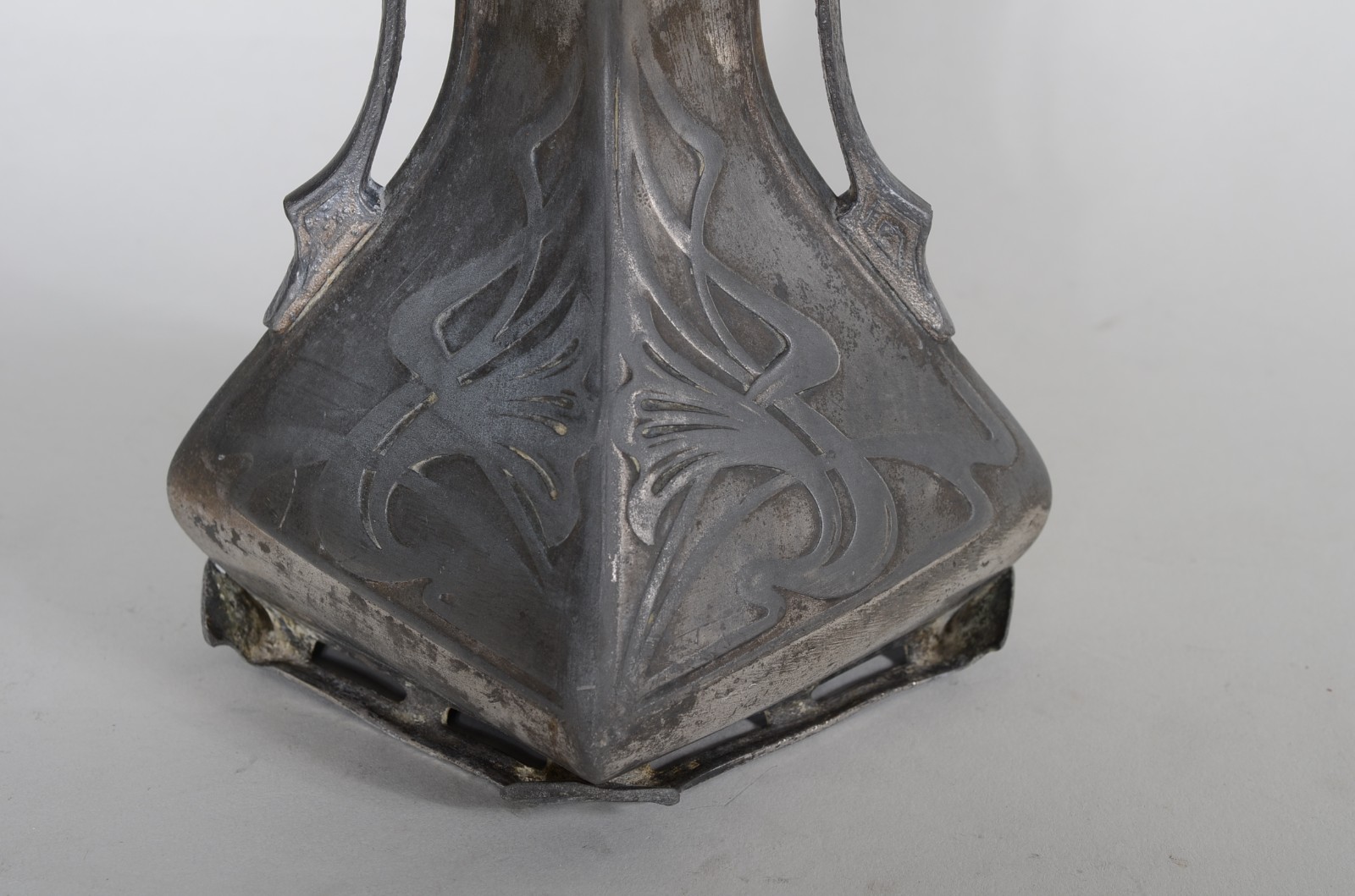 Vaso de pewter Art Noveau. Desgastes. - foto 5 de 6
