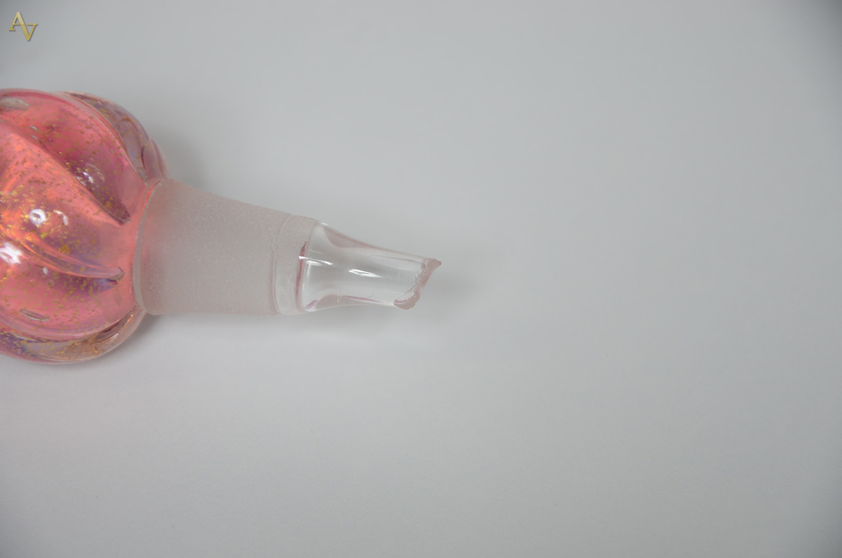 Três peças de murano na cor rosa, sendo dois perfumeiros sem tampa... - foto 2 de 2