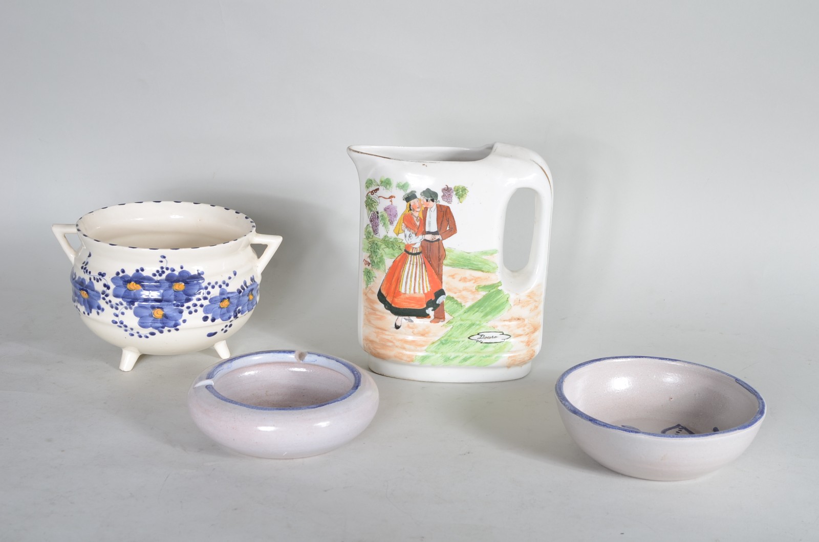 Quatro peças diversas de cerâmica, sendo: 2 bowls, jarra e potiche. - foto 1 de 10