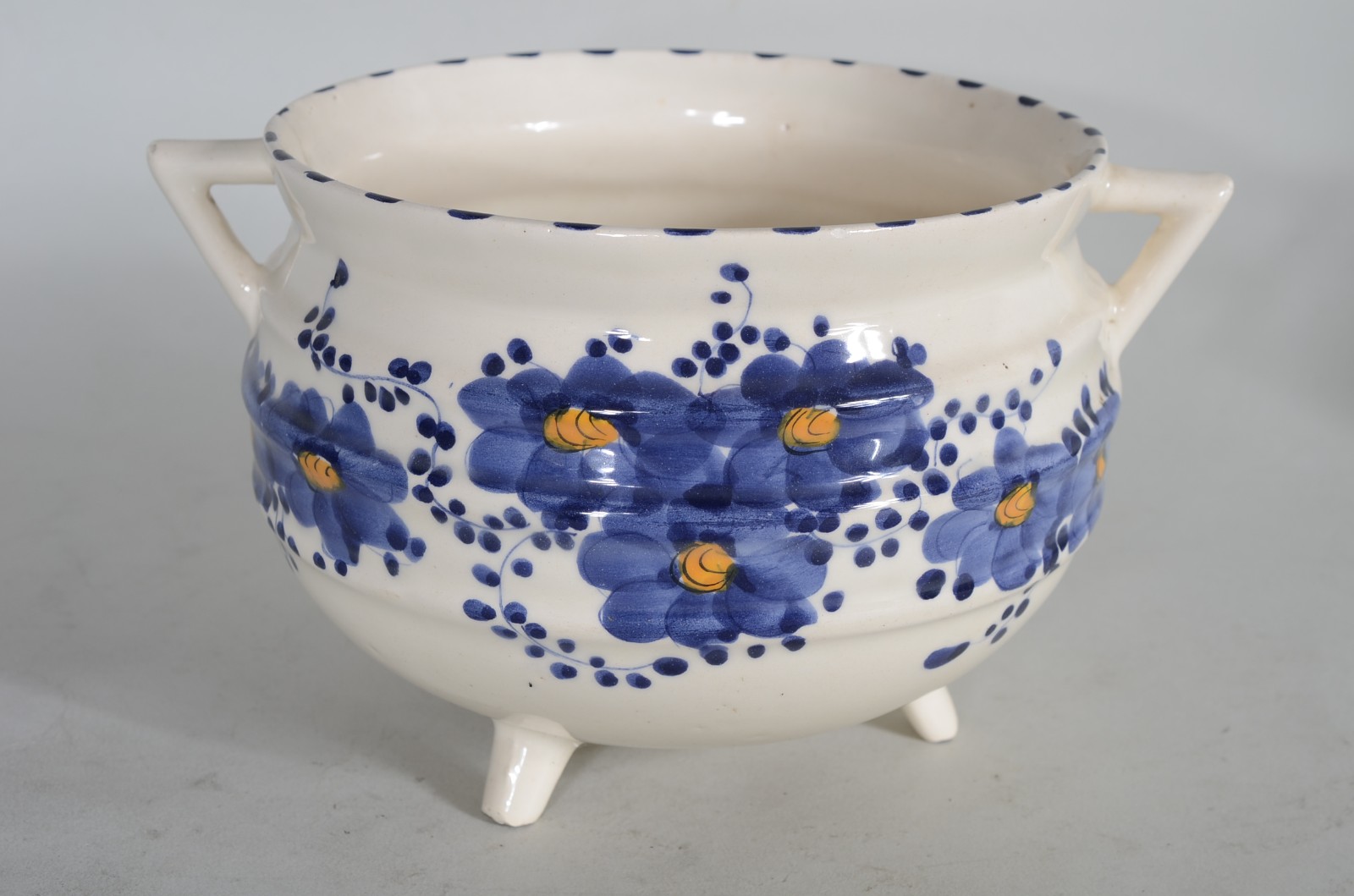 Quatro peças diversas de cerâmica, sendo: 2 bowls, jarra e potiche. - foto 2 de 10