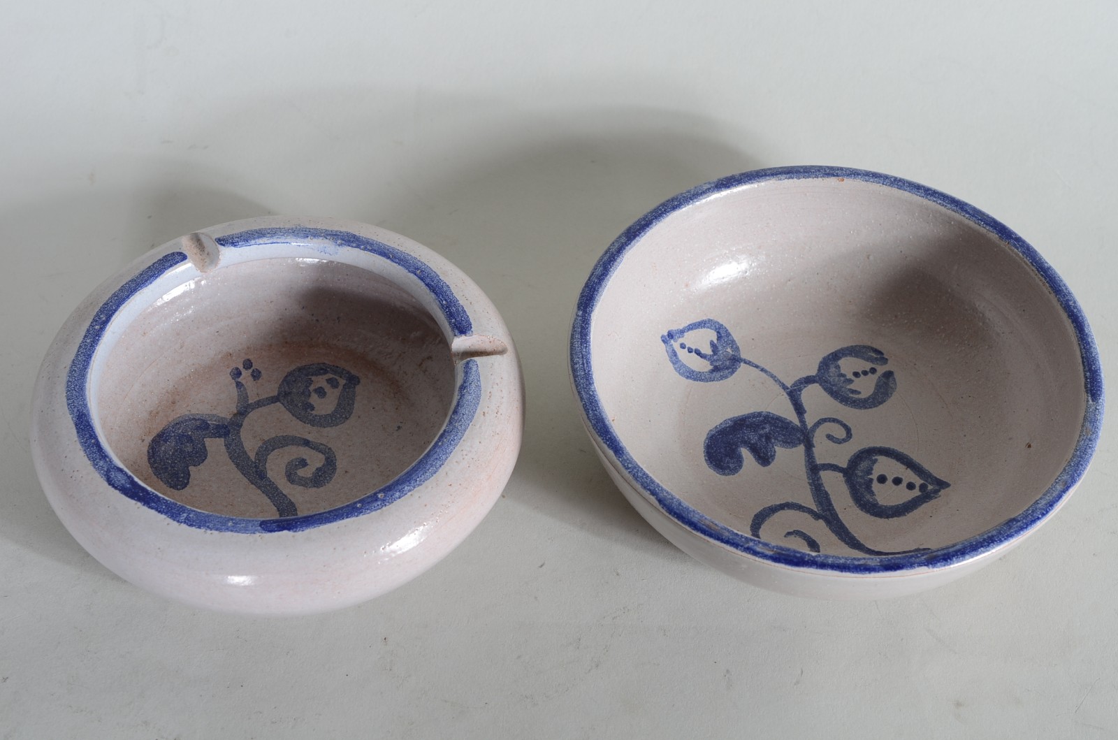 Quatro peças diversas de cerâmica, sendo: 2 bowls, jarra e potiche. - foto 6 de 10