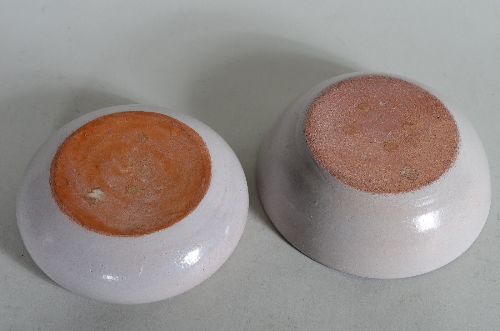 Quatro peças diversas de cerâmica, sendo: 2 bowls, jarra e potiche. - foto 8 de 10