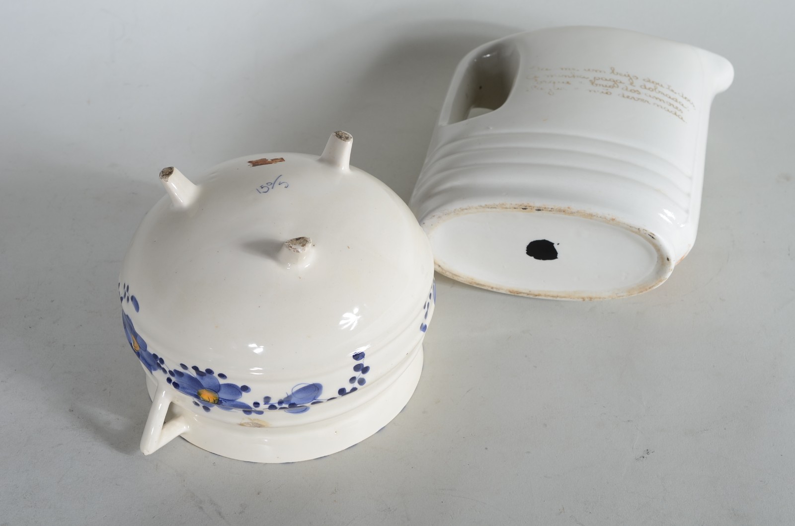 Quatro peças diversas de cerâmica, sendo: 2 bowls, jarra e potiche. - foto 9 de 10