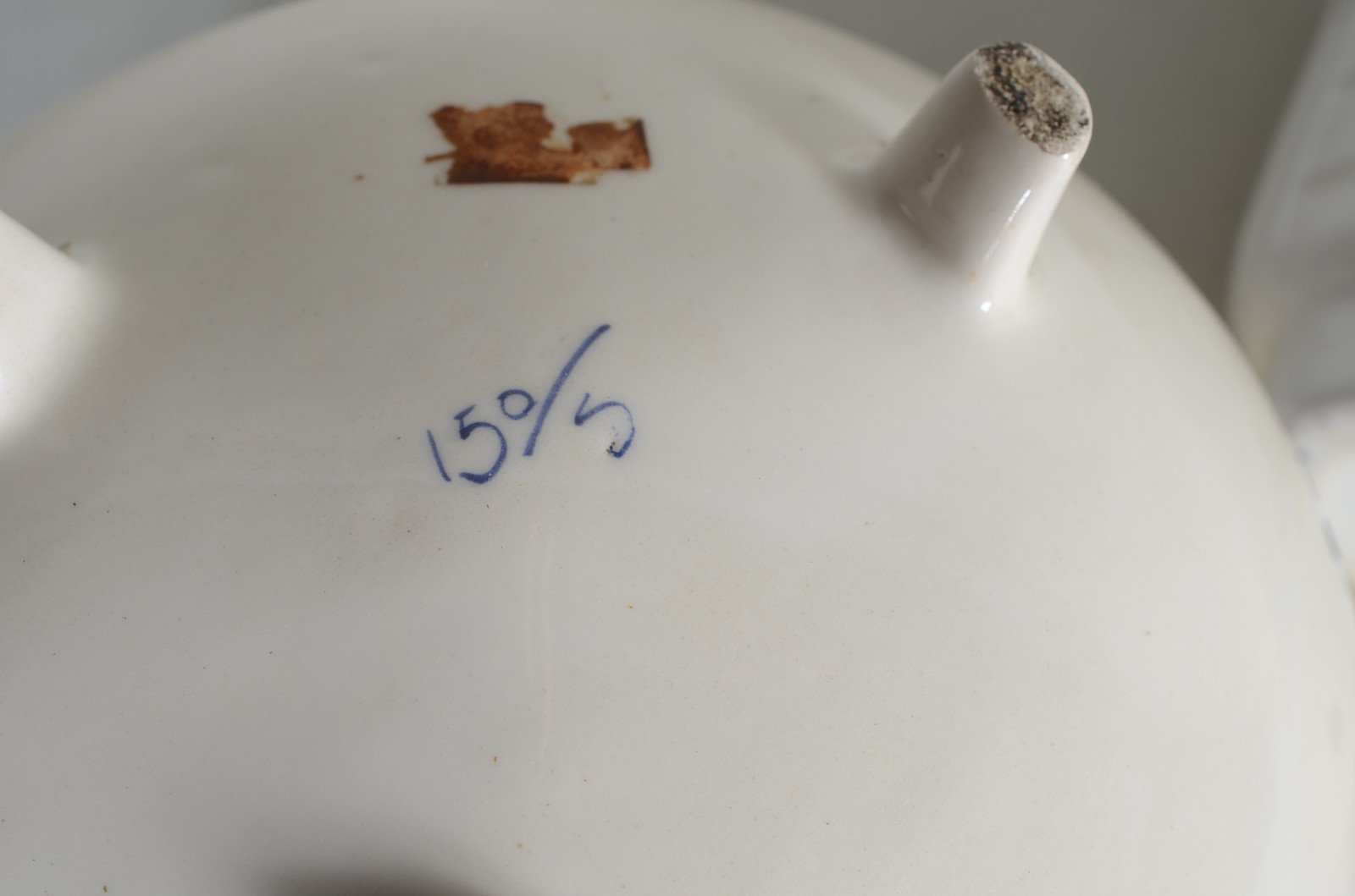 Quatro peças diversas de cerâmica, sendo: 2 bowls, jarra e potiche. - foto 10 de 10