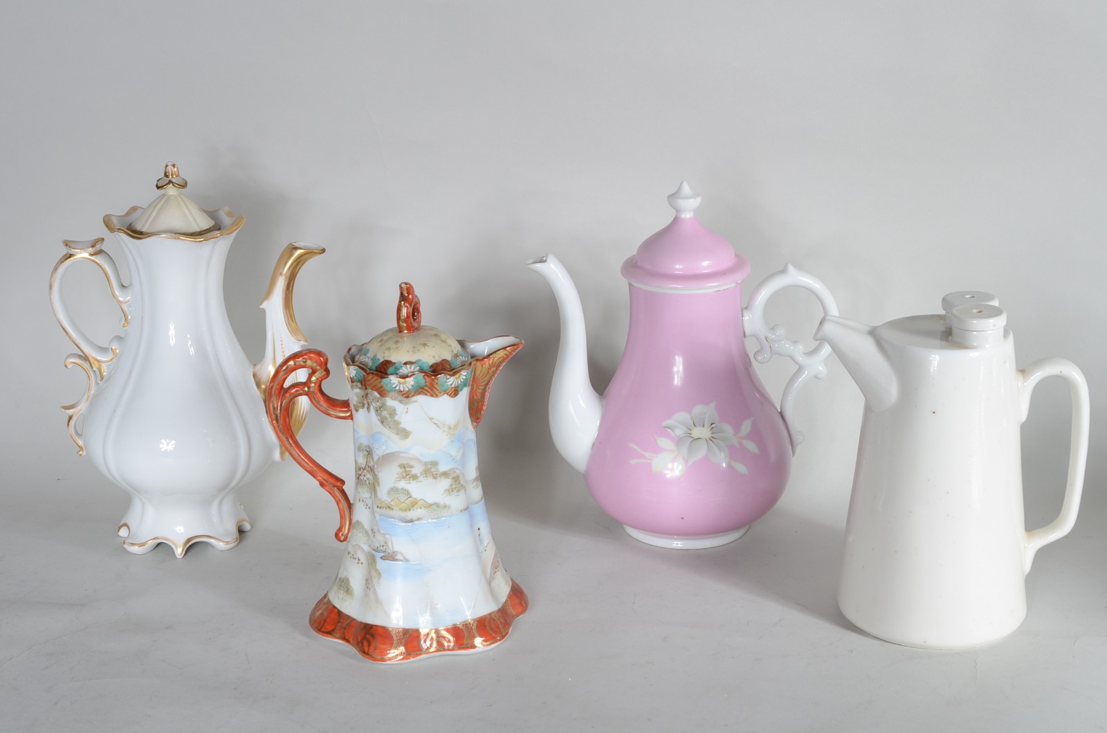 Quatro bules de porcelana de diversas procedências. Um com fio de... - foto 1 de 11