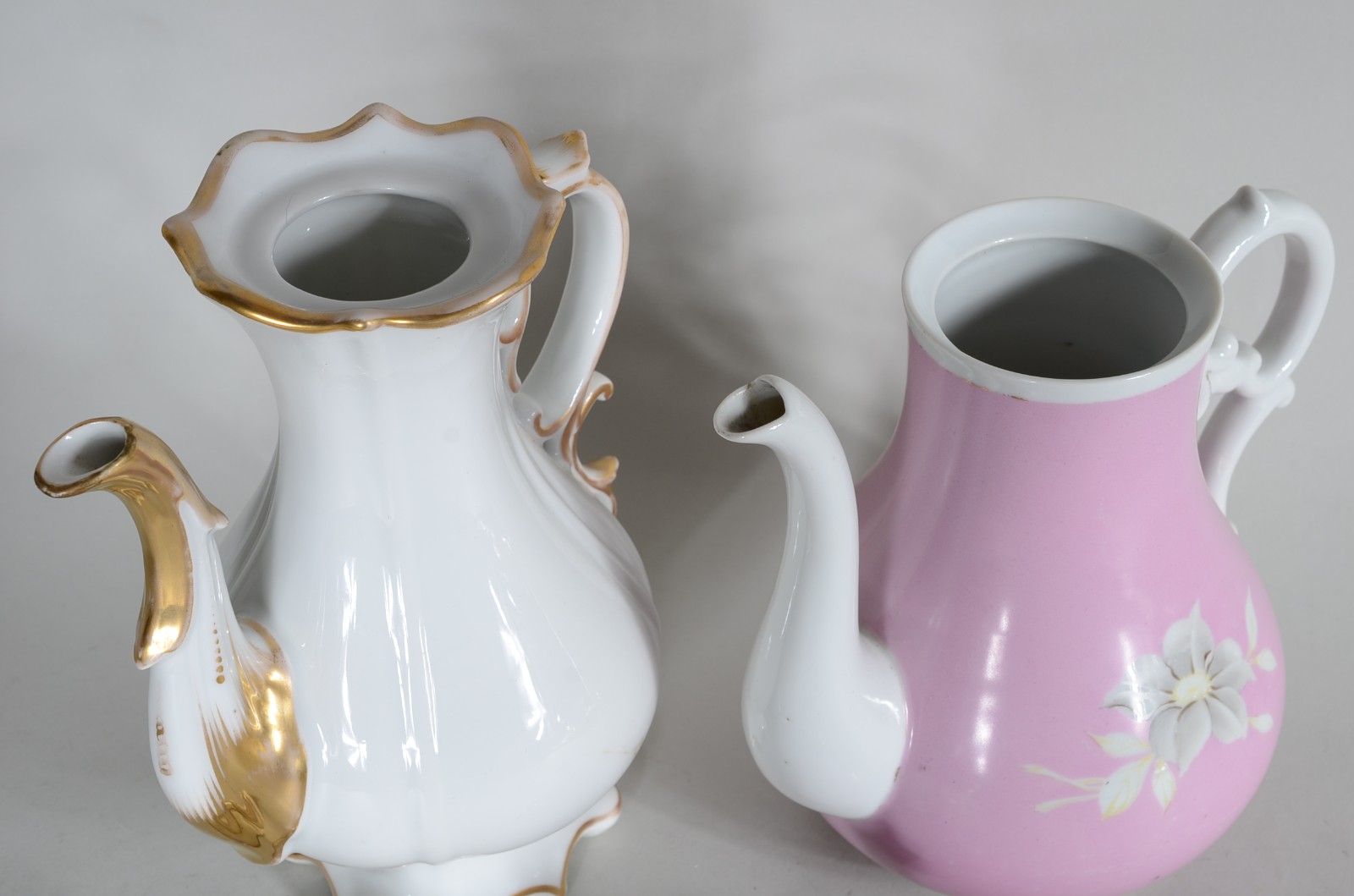 Quatro bules de porcelana de diversas procedências. Um com fio de... - foto 2 de 11