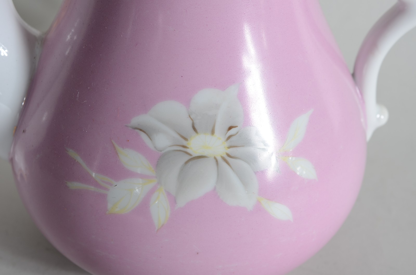Quatro bules de porcelana de diversas procedências. Um com fio de... - foto 3 de 11