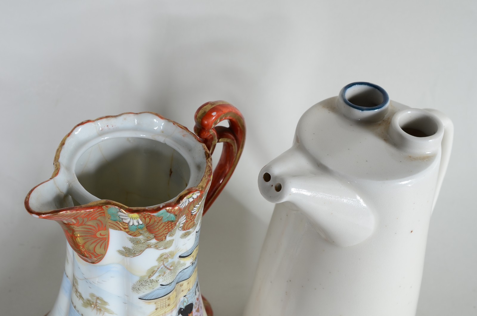Quatro bules de porcelana de diversas procedências. Um com fio de... - foto 4 de 11