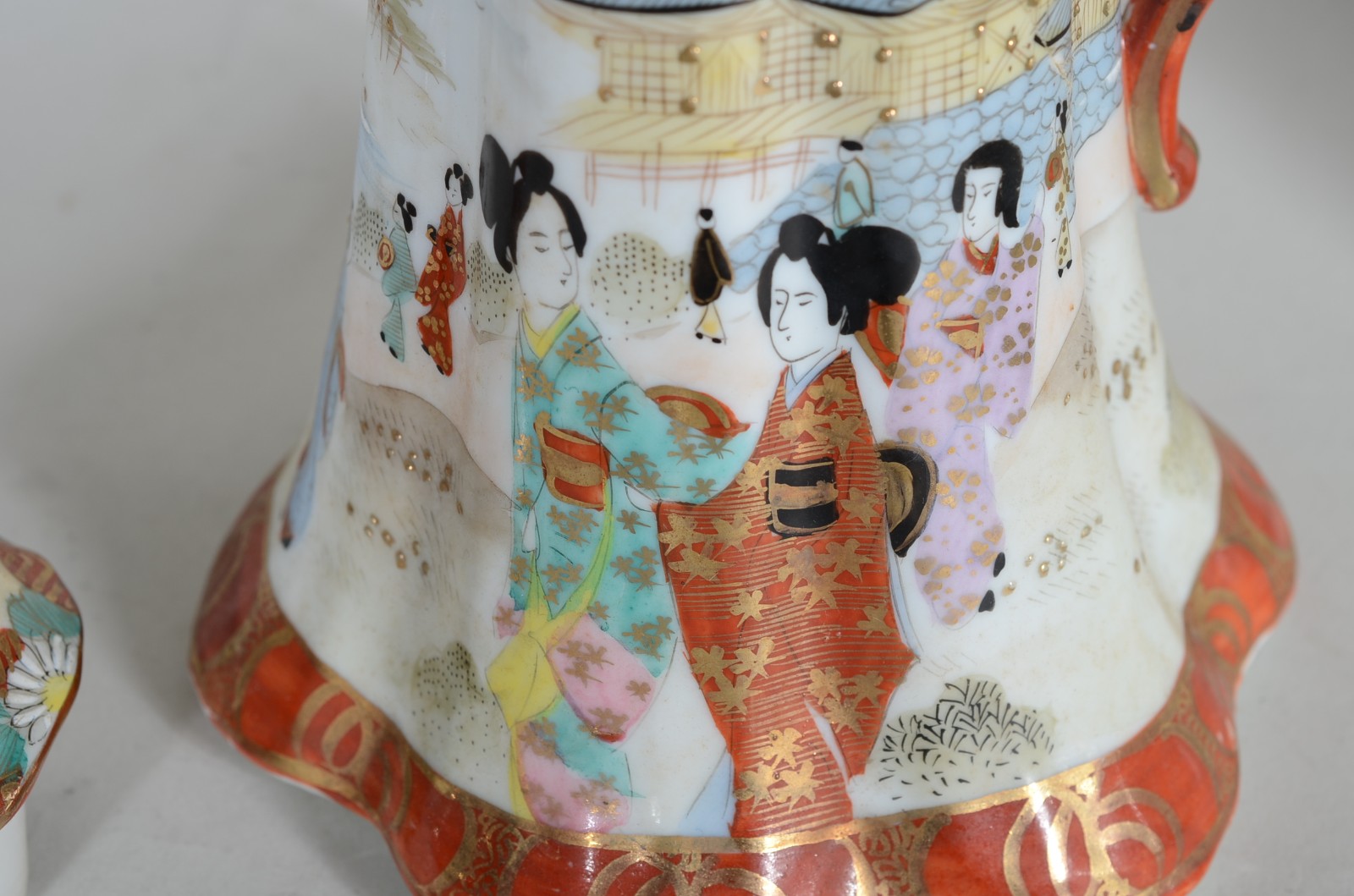 Quatro bules de porcelana de diversas procedências. Um com fio de... - foto 5 de 11