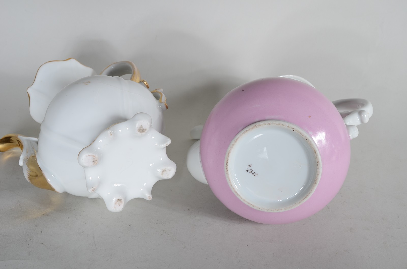 Quatro bules de porcelana de diversas procedências. Um com fio de... - foto 8 de 11
