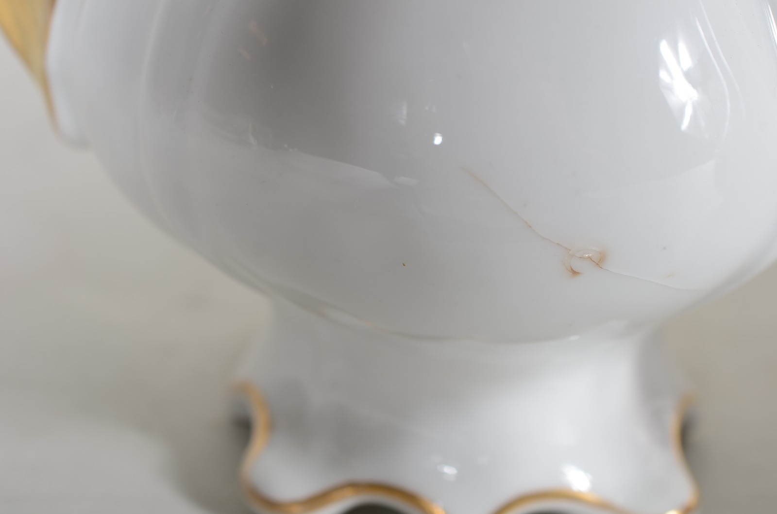 Quatro bules de porcelana de diversas procedências. Um com fio de... - foto 10 de 11