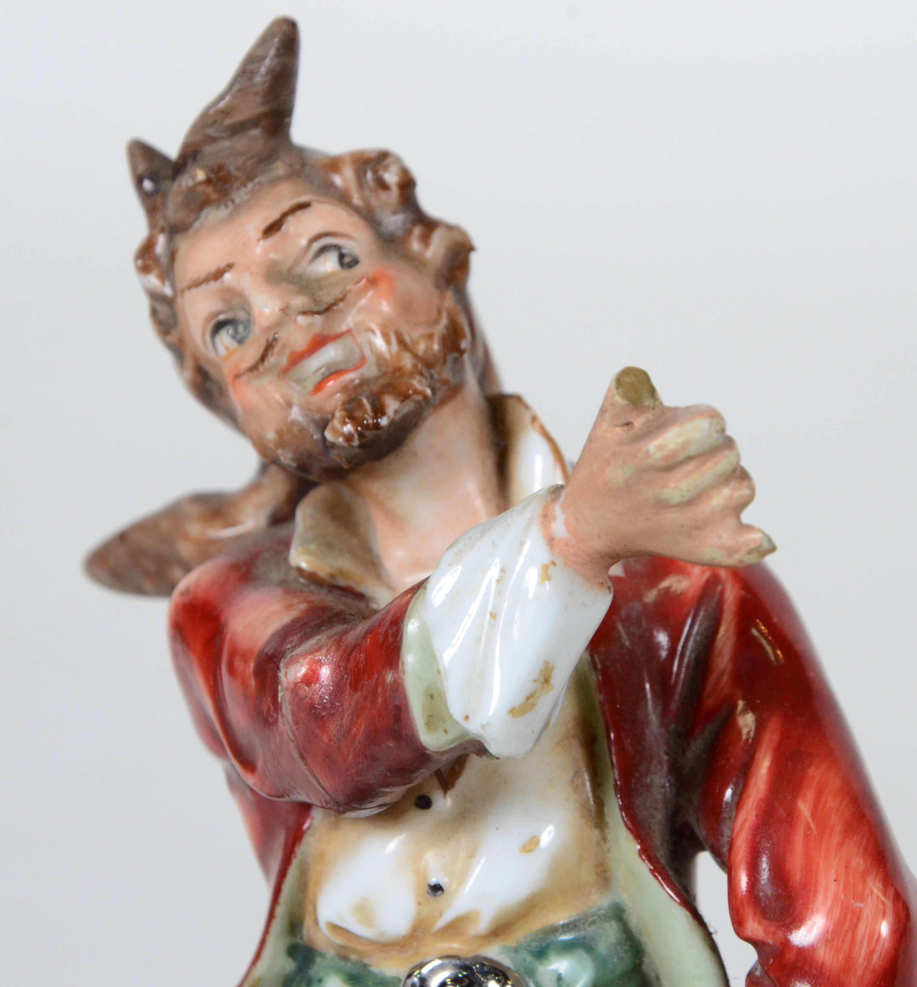Estatueta de porcelana policromada representando "Pirata". (dedo... - foto 3 de 4