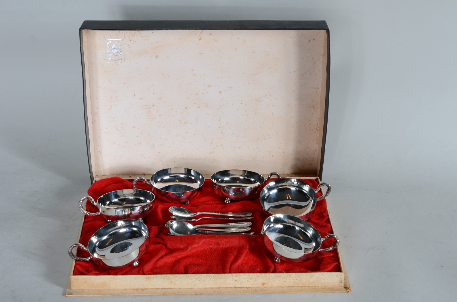 Conjunto com 6 taças e 6 colheres para sorvete, de metal prateado. - foto 1 de 8