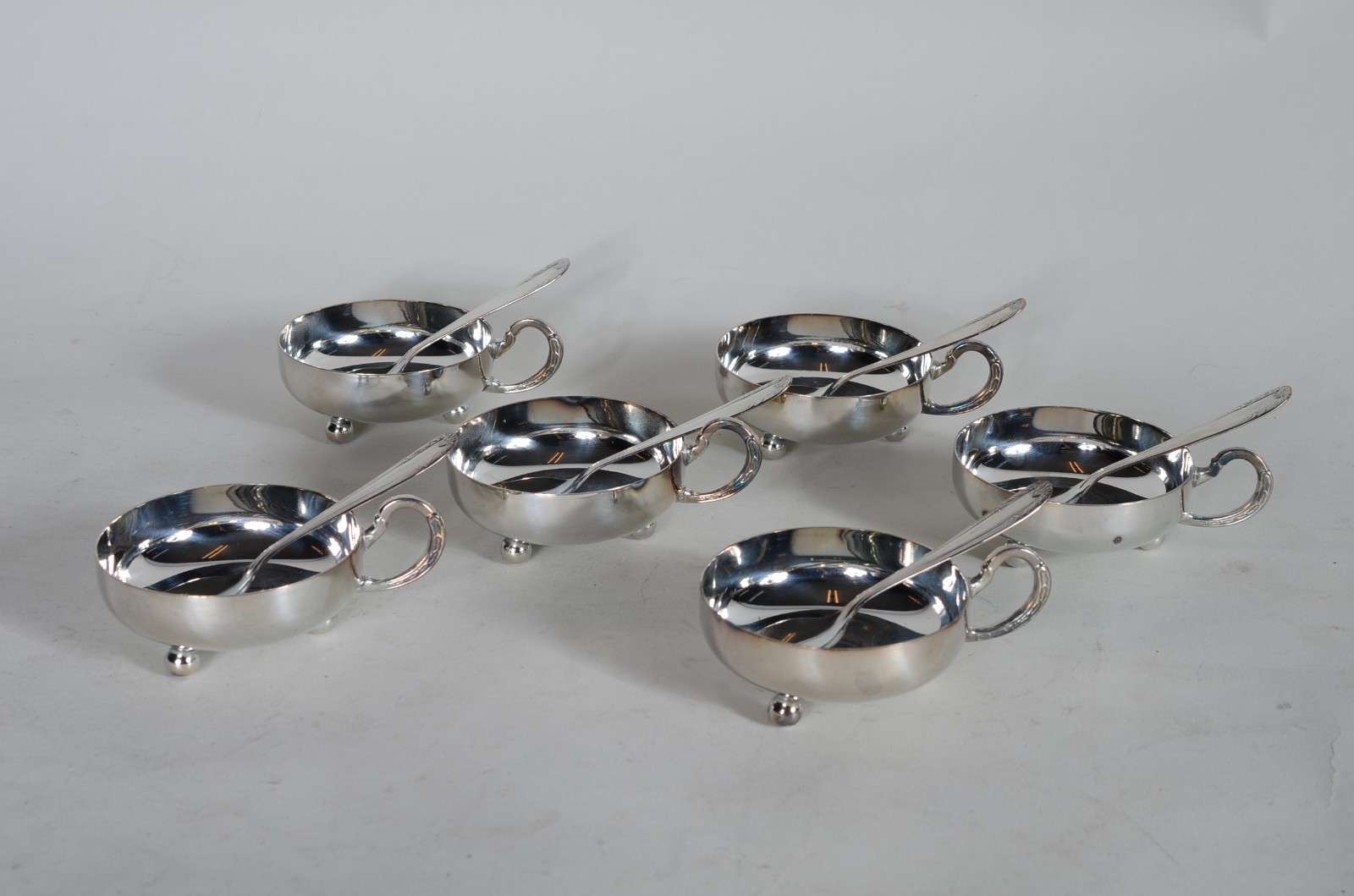 Conjunto com 6 taças e 6 colheres para sorvete, de metal prateado. - foto 2 de 8