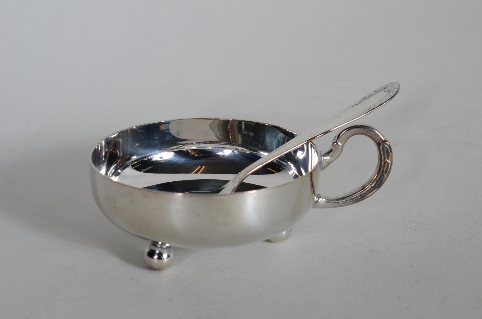 Conjunto com 6 taças e 6 colheres para sorvete, de metal prateado. - foto 3 de 8