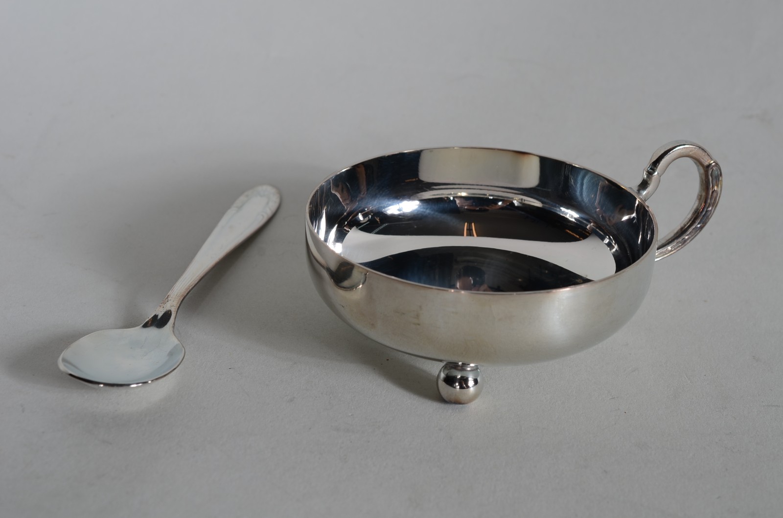 Conjunto com 6 taças e 6 colheres para sorvete, de metal prateado. - foto 4 de 8