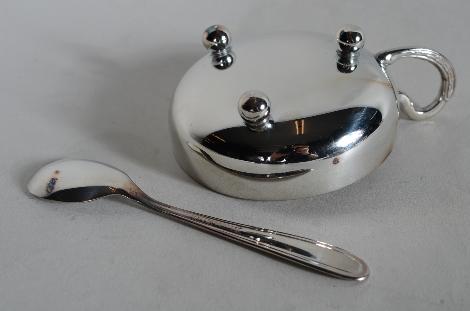 Conjunto com 6 taças e 6 colheres para sorvete, de metal prateado. - foto 5 de 8