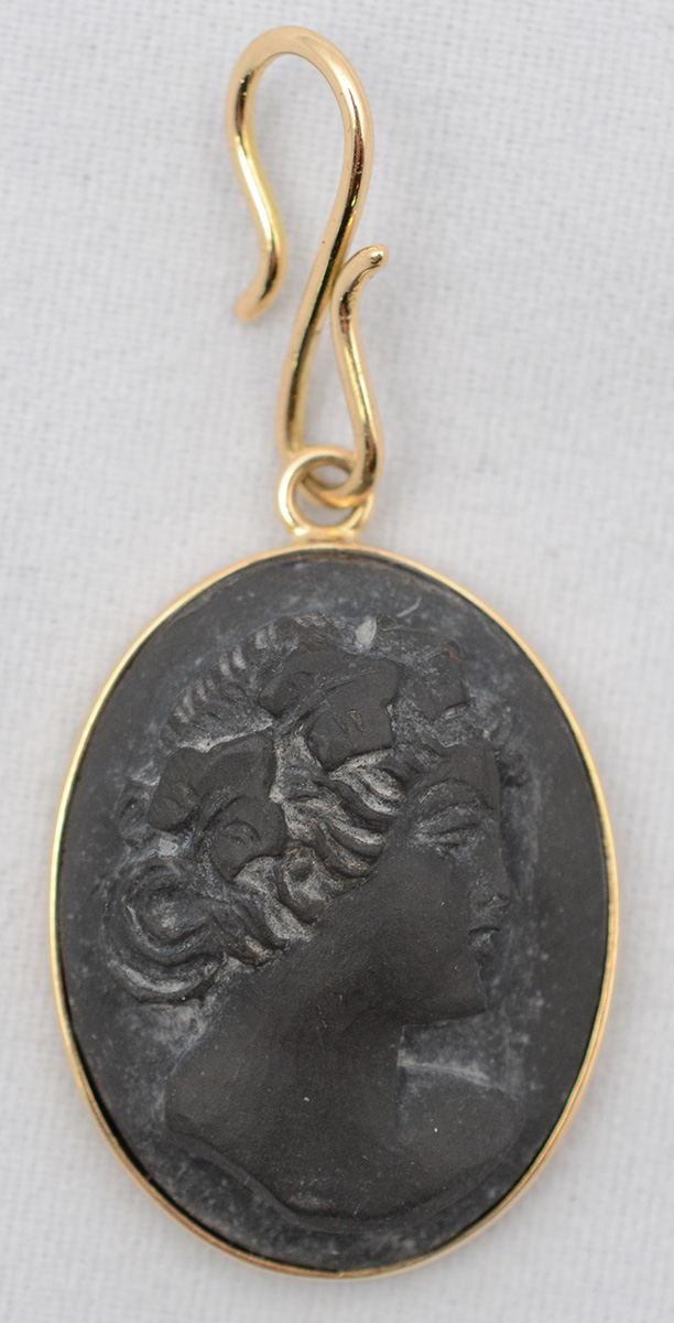 Pendente camafeu italiano em lava vulcânica e ouro 18 k, na moldura...