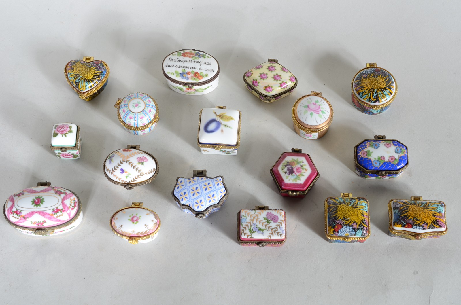 Dezessete caixinhas diversas de porcelana. - foto 1 de 8