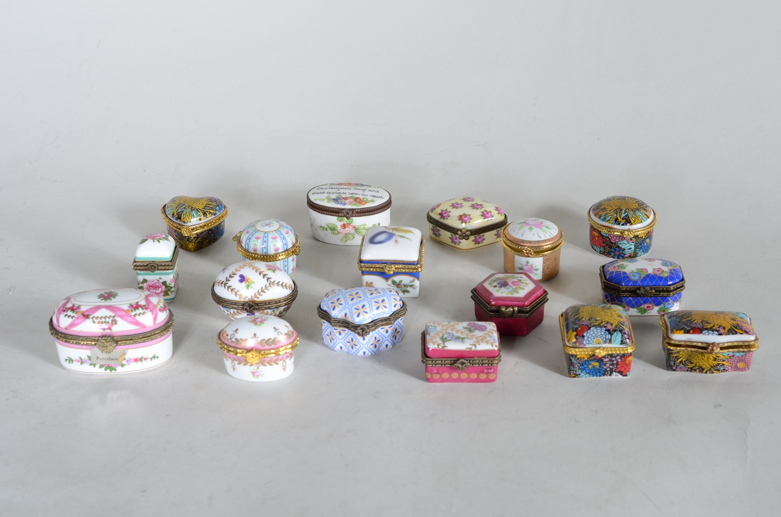 Dezessete caixinhas diversas de porcelana. - foto 2 de 8