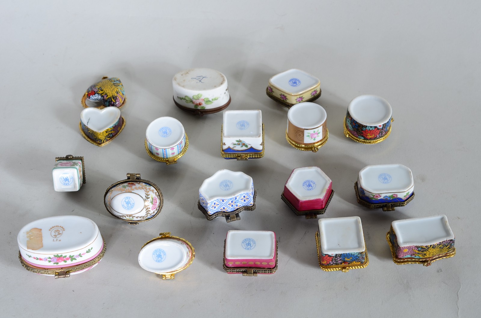 Dezessete caixinhas diversas de porcelana. - foto 4 de 8