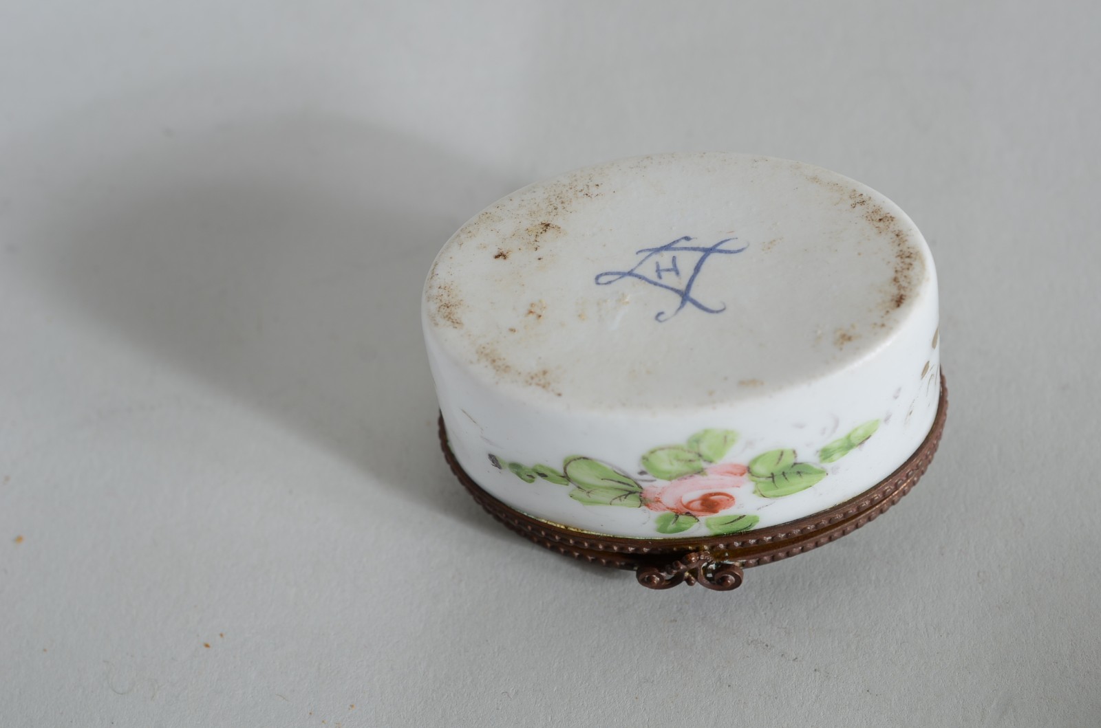 Dezessete caixinhas diversas de porcelana. - foto 8 de 8