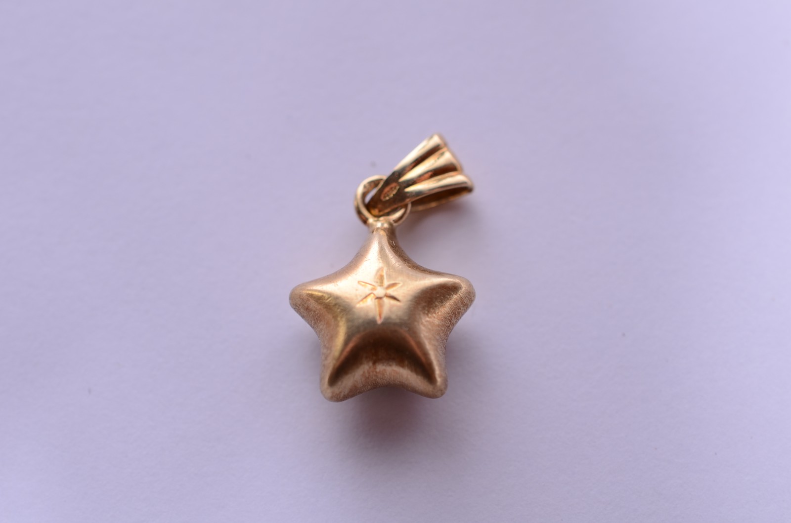 Pendente feitio estrela de ouro 18 k., contraste 750 mls. (Por... - foto 1 de 3