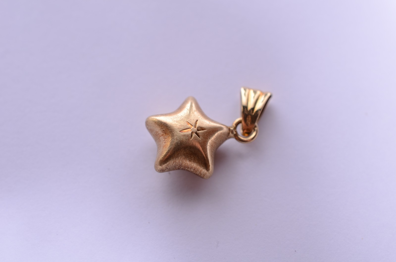 Pendente feitio estrela de ouro 18 k., contraste 750 mls. (Por... - foto 2 de 3