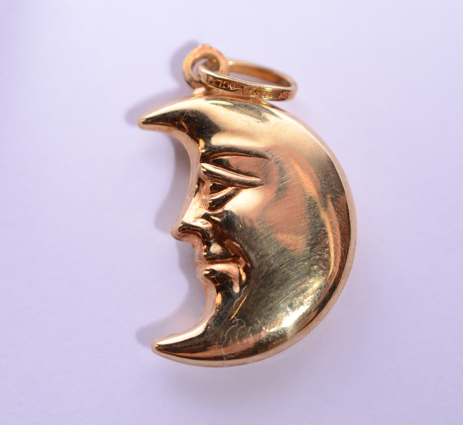 Pendente feitio meia lua de ouro 18k., contraste 750 mls. (Por... - foto 1 de 5