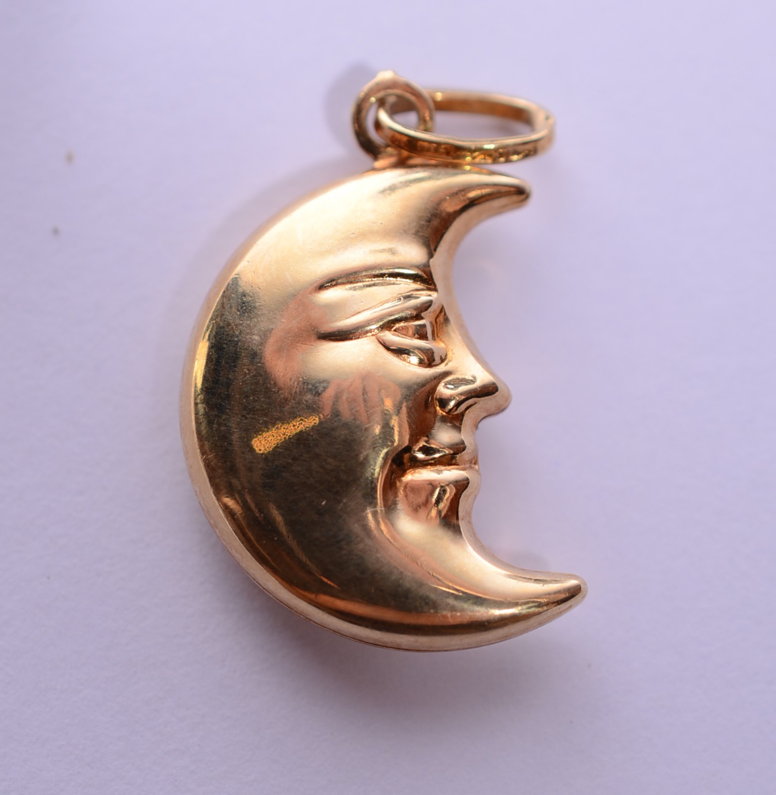 Pendente feitio meia lua de ouro 18k., contraste 750 mls. (Por... - foto 2 de 5