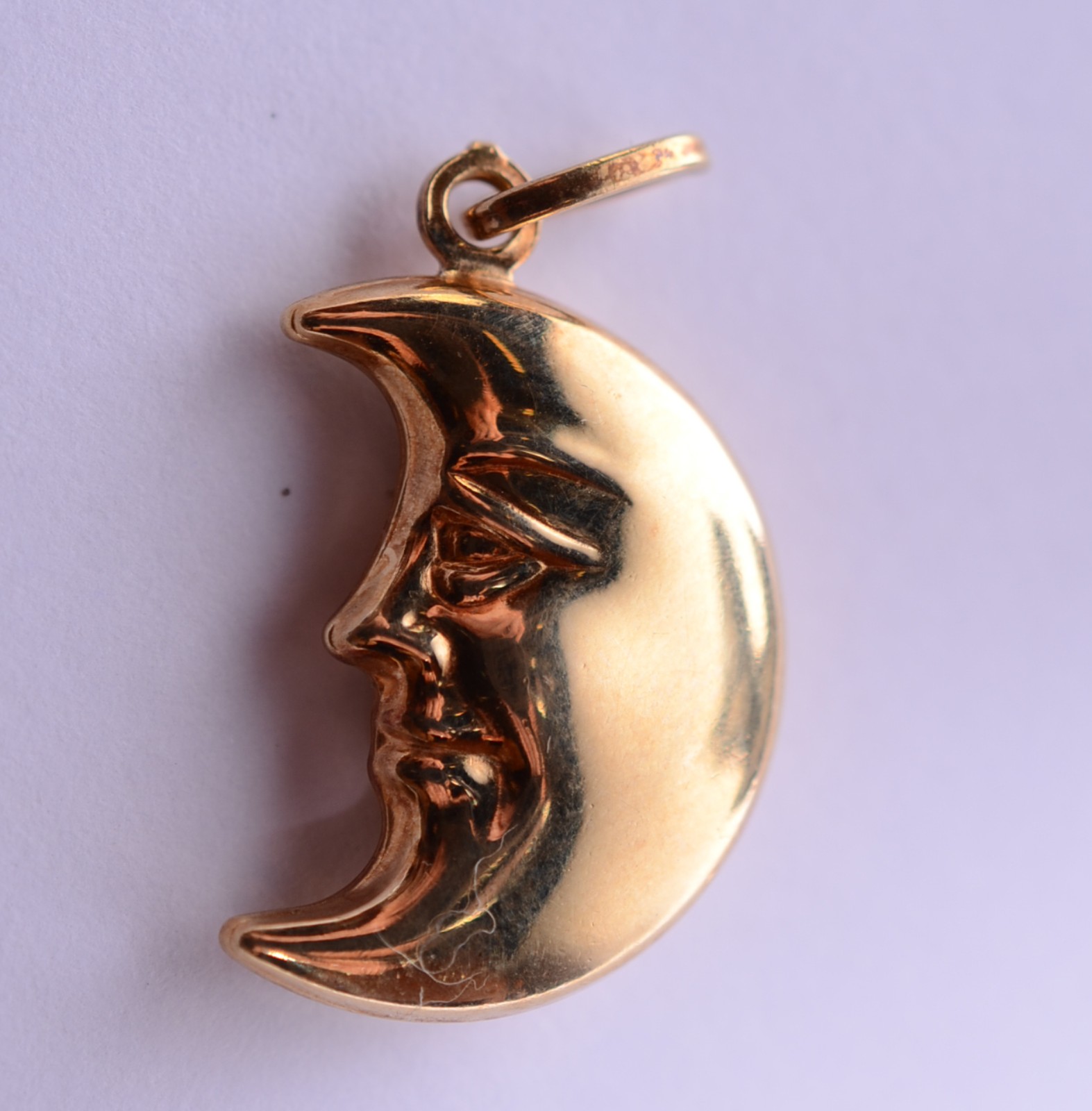 Pendente feitio meia lua de ouro 18k., contraste 750 mls. (Por... - foto 3 de 5