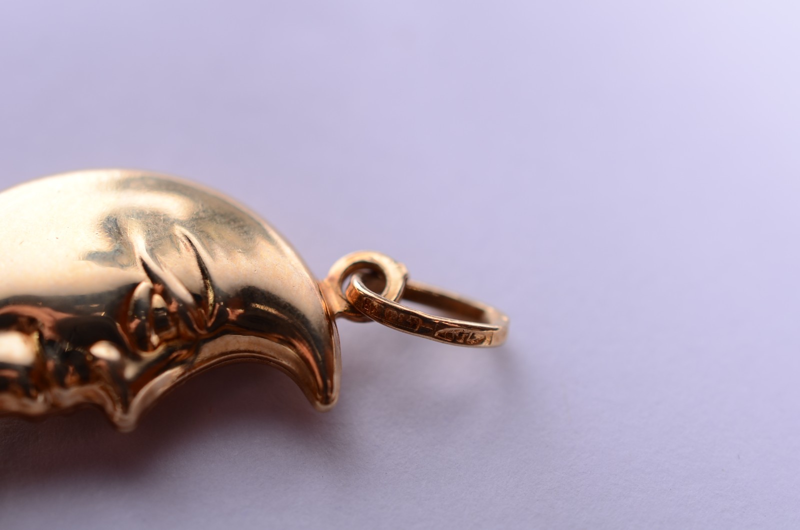 Pendente feitio meia lua de ouro 18k., contraste 750 mls. (Por... - foto 4 de 5