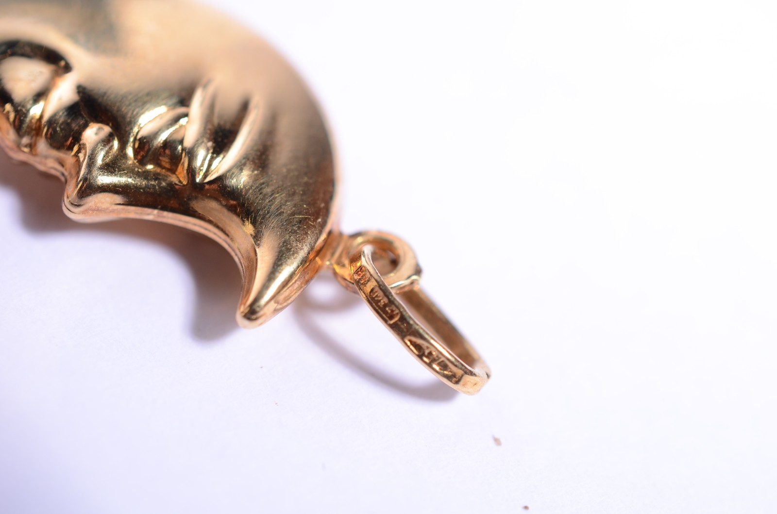 Pendente feitio meia lua de ouro 18k., contraste 750 mls. (Por... - foto 5 de 5