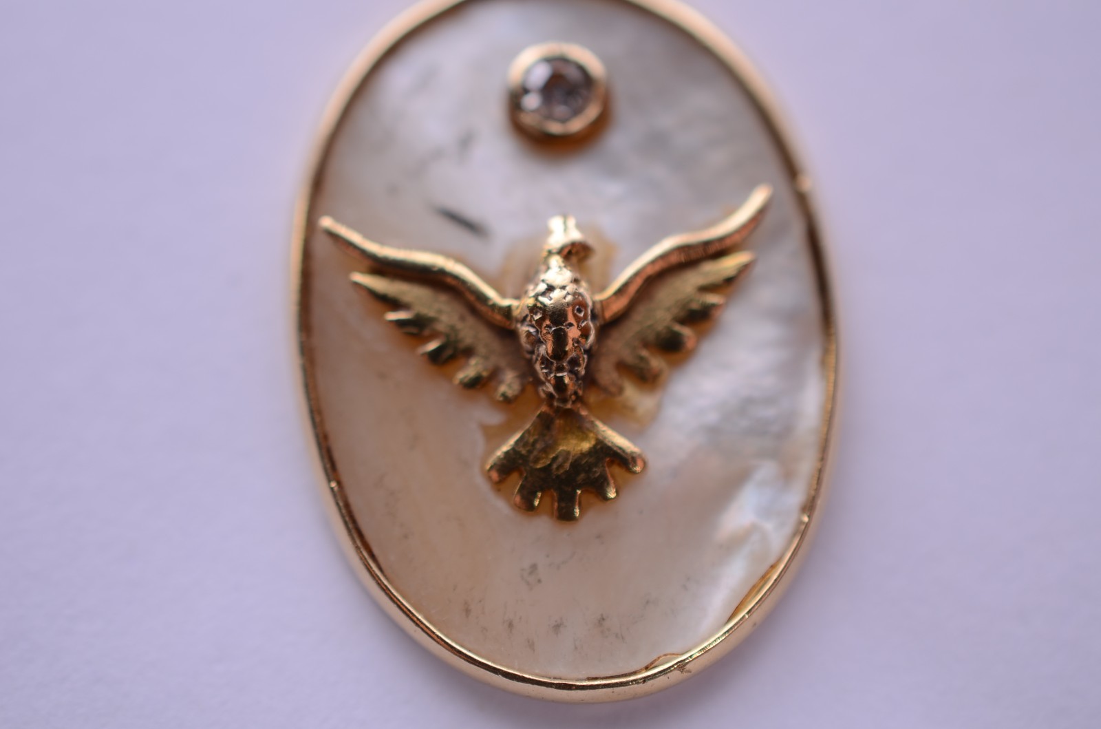 Pendente feitio oval de ouro 18 k., diamante e pomba da paz. (Por... - foto 2 de 4