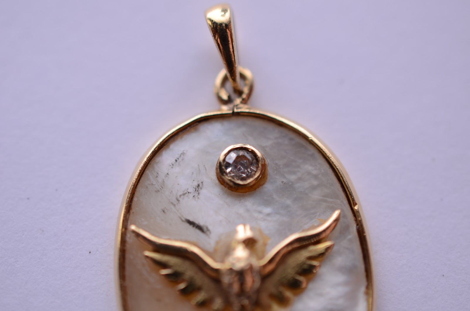 Pendente feitio oval de ouro 18 k., diamante e pomba da paz. (Por... - foto 3 de 4